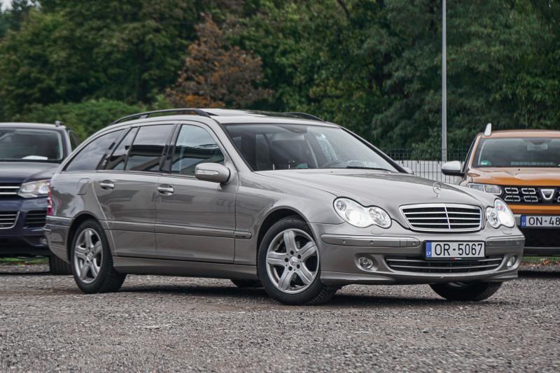Mercedes - C220 - pic2